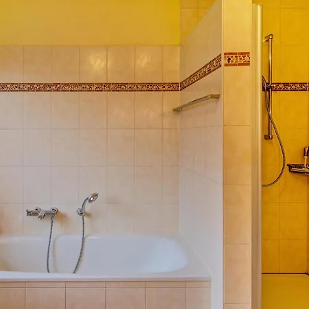 Mediterranes Flair Mit Seeblick